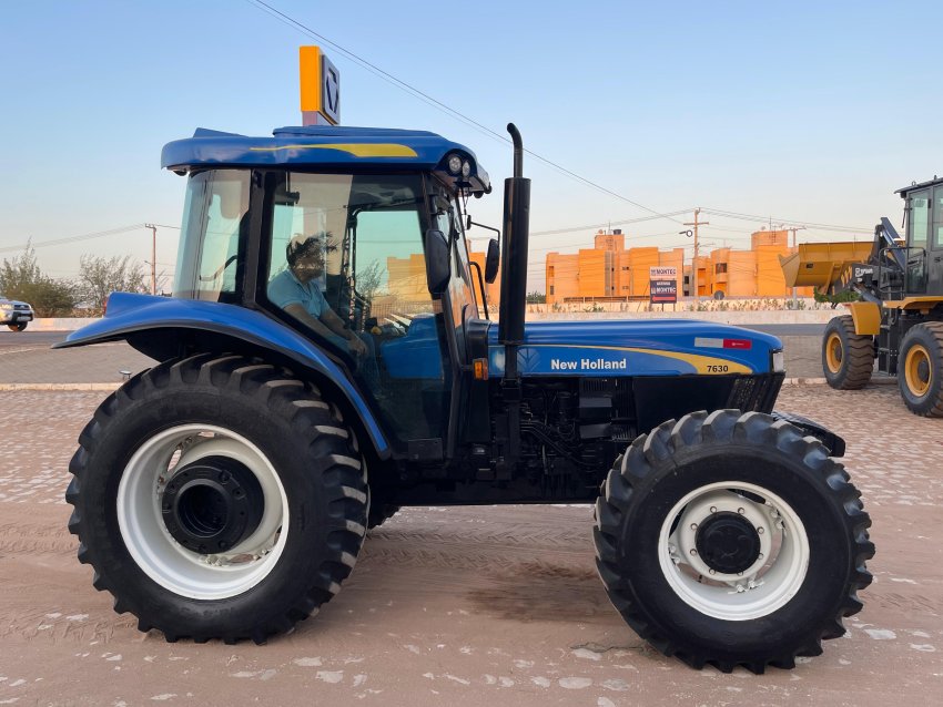 TRATOR AGRÍCOLA NEW HOLLAND 7630